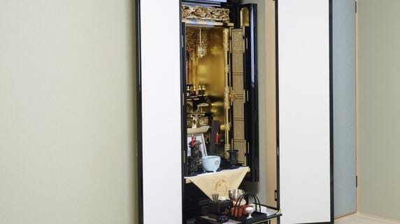 「なによこれ…！」認知症の母の実家片付け中、仏間の壁に埋もれていた“重厚な隠し扉”を発見。54歳長女が震えた〈中にあった驚愕の品〉