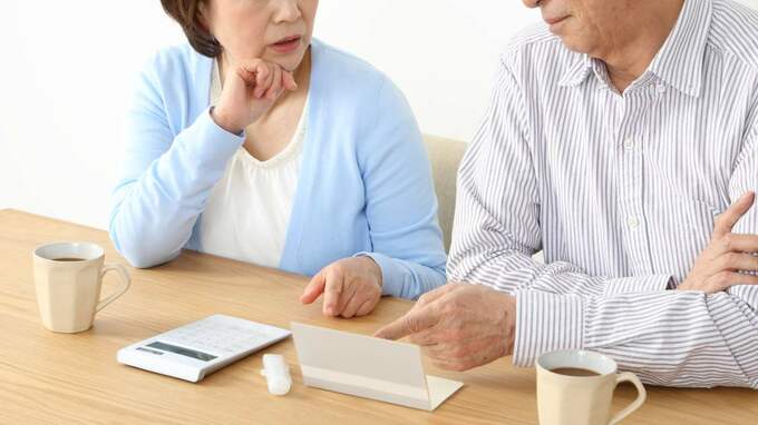 支えてくれてありがとう…「退職金2,600万円」感謝のつもりで〈50万円の高級バッグ〉を手に帰宅した65歳夫。翌朝、妻から告げられた〈衝撃の一言〉