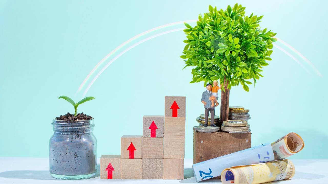 【2月13日はNISAの日】新NISAで「老後2,000万円」は間に合う？65歳までに必要な年代別の〈毎月の積立額〉をFPが試算