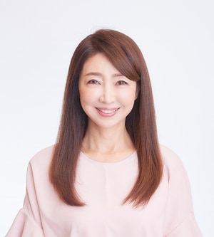 前髪を深い位置から持ってきてつくる「なんちゃって前髪」なら、ふくよかで若々しい印象に。前髪をトップの後ろの深い位置から持ってきてナナメに流すという、イメージ激変の裏ワザ