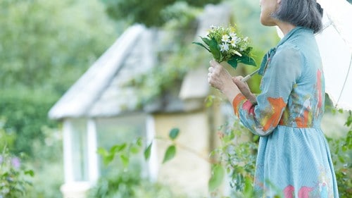 老いてますます楽しく暮らすには、おしゃれをして外出することだという。（※写真はイメージです／PIXTA）