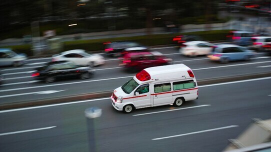 親が倒れた!病院へ119番か、自分で連れて行くか、どう判断?