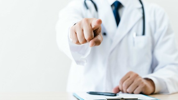 サラリーマンと変わらない?「医師の給与」、実態は過酷…
