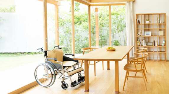 「そんなはずじゃなかった」年金月13万円の母、介護施設入所で“毎月マイナス5万円”の現実