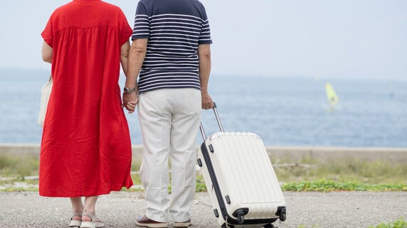 愛娘「沖縄でアルバイトでもしたら」57歳・元会社員男性、〈夫婦でリゾートバイト〉へ…。“平均月収超え”で「最高の暮らしになった」