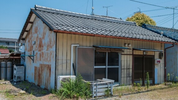 売れよ、さっさと売っちまえ…築75年・駅遠、なぞの穴ぽこ石膏の天井、ステンレスの風呂釜、昭和量産型の祖父の家。司法書士から明かされた「戦慄の事実」
