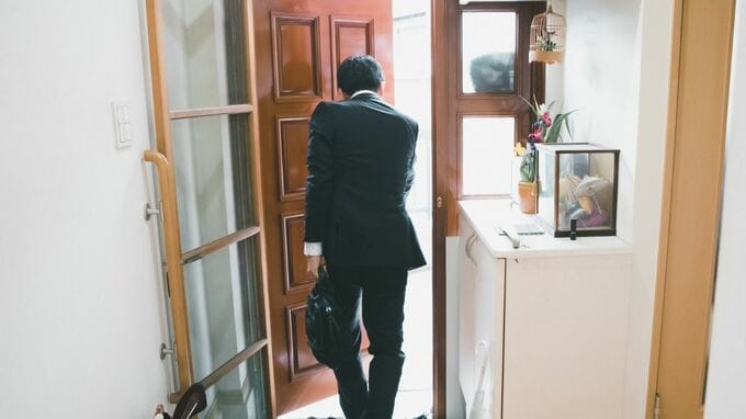とても妻には言えません…〈年収650万円・都内勤務〉朝7時過ぎ、スーツに身を包み出勤する49歳夫「いつもの光景」に隠された秘密