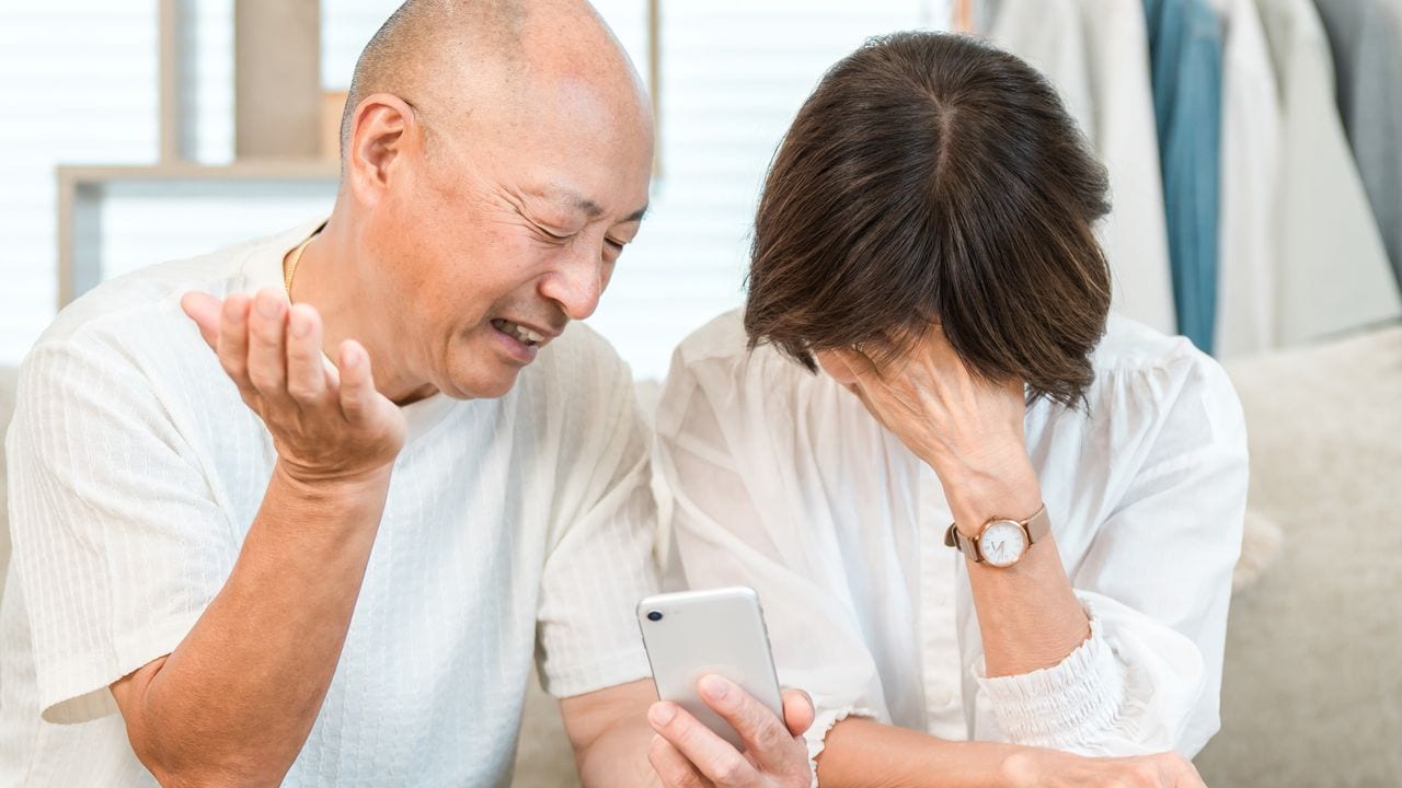 「もう二度と連絡してくるな！」42歳息子からのLINEに唖然…〈年金月32万円〉70代夫婦が犯した間違い