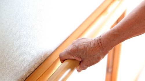 高齢になると身体機能が低下し、転倒リスクが高まるという。（※写真はイメージです／PIXTA）