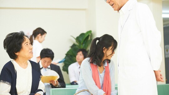 診察室のドアを開け、直接声かけ…患者をマイクで呼ばない理由【精神科医の解説】