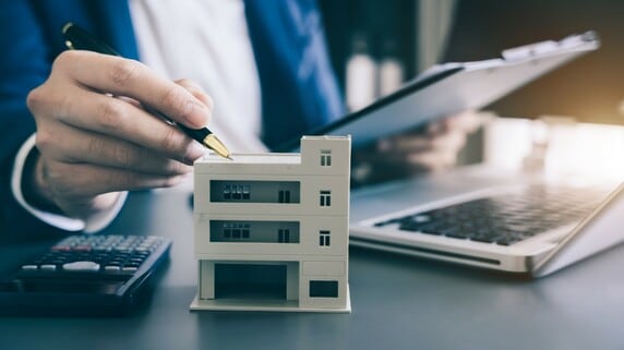 現金はあるのになぜ…？経営者が“あえて借金”をして「中古不動産」を買うワケ【税理士が解説】