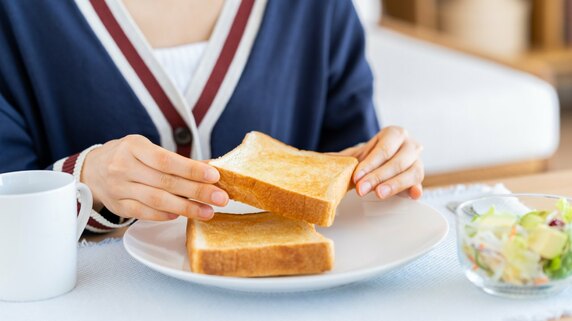 英語「数えられる名詞にはaやsをつけます」　日本人「じゃあ、パンはa breadか」　英語「パンは“数えられない名詞”です」←この矛盾が起きる根本理由