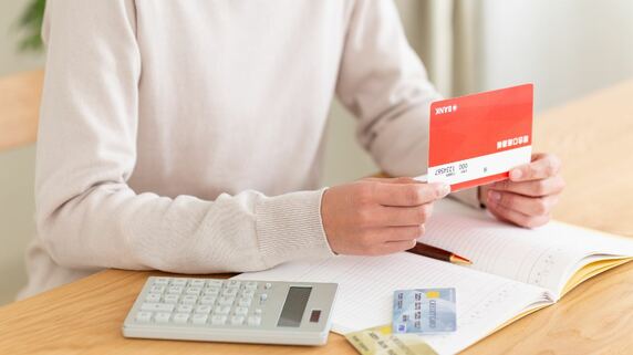 「900万円も、どこへ…？」〈年金月6万円〉85歳父の通帳に残る不審な出金記録。51歳長女が青ざめた“まさかの理由”