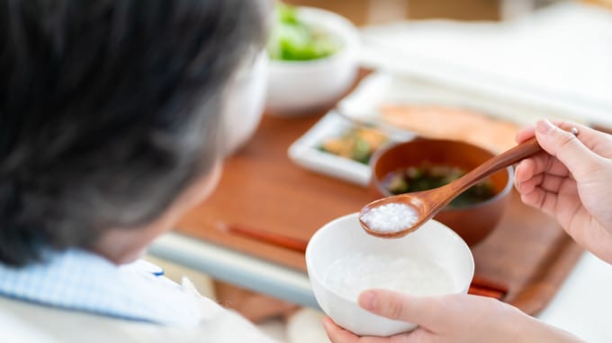 【介護福祉士監修】食事介助をもっと楽しく安全に！介護のプロが語る"誤嚥を起こりにくくする"ためのコツ