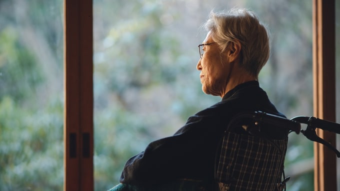 「規則ですので、ご家族でも下ろせません」〈資産4,500万円〉82歳父が認知症に…銀行窓口で告げられた「口座凍結」の無慈悲な現実【FPが解説】