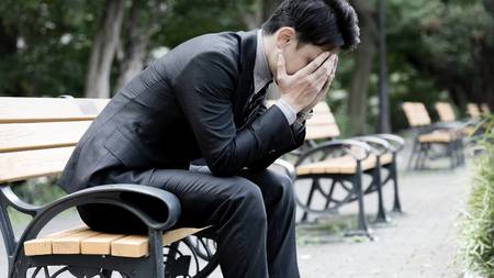 苦しい…（※写真はイメージです／PIXTA)