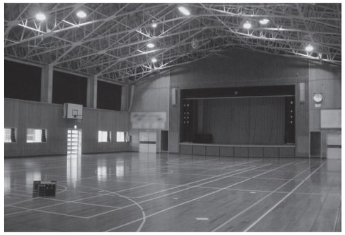 演壇の中央もたわんでしまった体育館