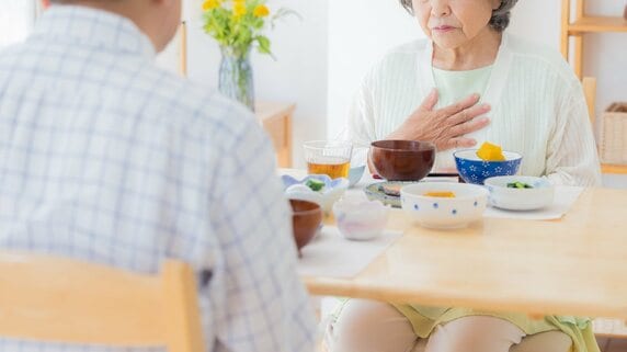 「こんなことなら家にいればよかった…」〈年金月32万円・総資産8,000万円〉77歳夫婦、終の棲家“有料老人ホーム”でこぼした本音