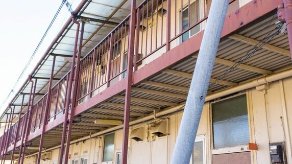 「このまま死ぬのは嫌」…65歳妻の決断。快適な戸建てを去り〈月収14万円〉〈築35年ボロアパート暮らし〉を選んだワケ