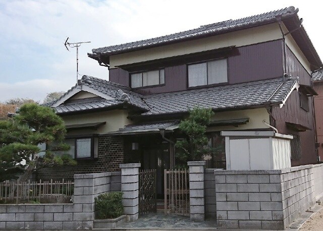 落ち着いた2色の組み合わせは、シックな重厚感を演出します。洋風だけでなく、和風の家にも取り入れやすい組み合わせでもあります。