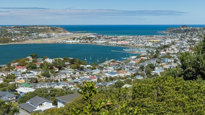 【NZ不動産の最新事情】丘陵に広がる「広い芝生＋オーシャンビュー」の邸宅群…理想のKIWIライフを再現した「リゾート地から住宅地へ」の大規模開発