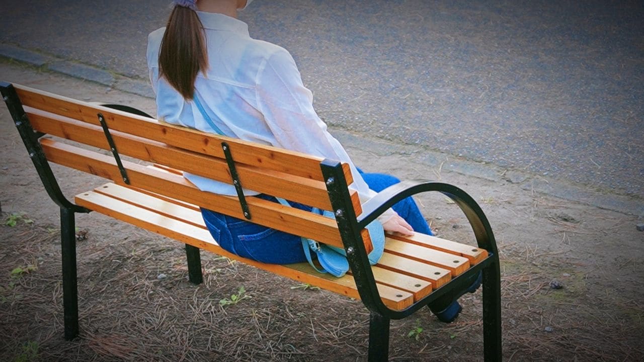 教師になんてならなきゃよかった…「平均月収42万円」の小学校教師になった28歳女性の後悔。赴任3日目に目撃した「まさかの光景」