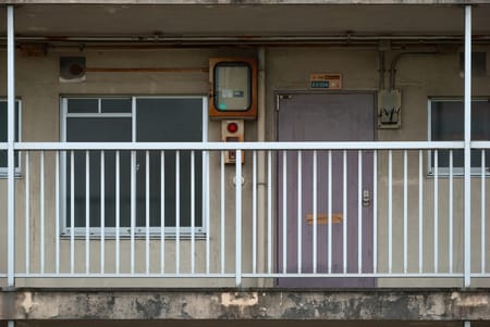 井上さんを見かけないけど、引っ越したの？