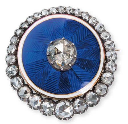 ギロッシュエナメルのブローチ（個人蔵121）彫刻されたシルバーの上にエナメルを盛って表情を出している。裏面はゴールドを使用。1860年頃のイギリス製