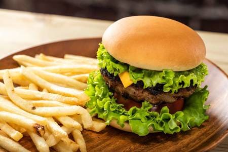 大人気となったハンバーガー（※画像はイメージです／PIXTA）