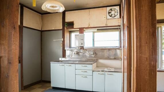 「俺の人生だ、勝手にさせてくれ」年金月17万円、“空っぽの冷蔵庫とカビだらけの食パン”の部屋で…75歳父が娘に送った〈老いの意地〉