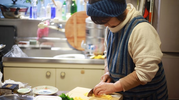 じゃあお父さんが黒豆煮たら？38歳娘の一言で揺らいだ「年金25万円」70代夫婦の〈手作り信仰〉…おせち3万円の修羅場