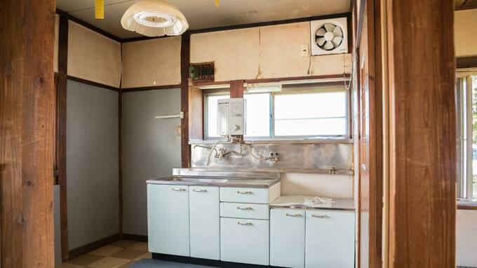 「俺の人生だ、勝手にさせてくれ」年金月17万円、“空っぽの冷蔵庫とカビだらけの食パン”の部屋で…75歳父が娘に送った〈老いの意地〉