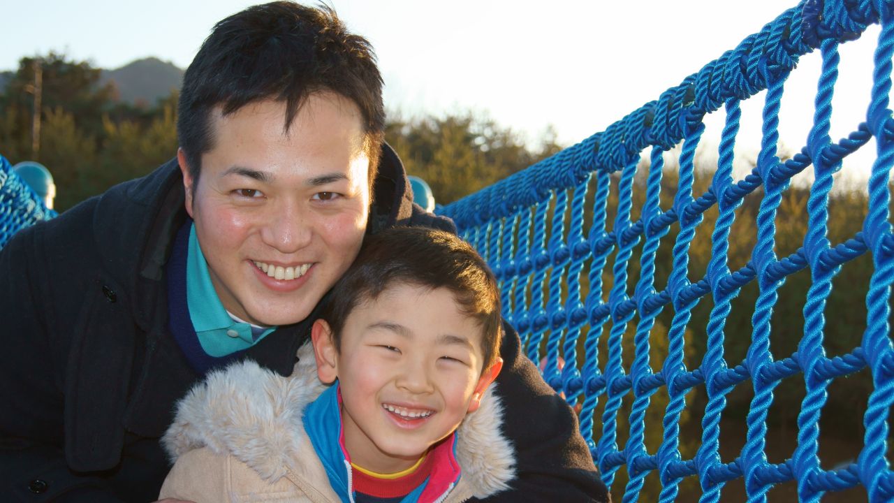 「平日も家で遊んでくれる父親に育てられました」…留学費用6,000万円も水の泡。資産18億円で20年前にFIREした父が育て上げた、一生働く気のない“自称・投資家”27歳無職の息子