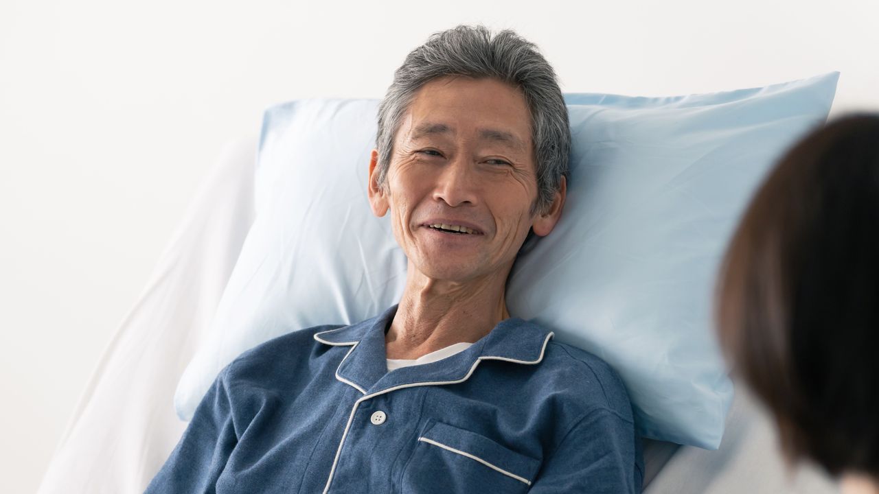 「年金を繰り下げてよかった」〈年金月25万円・70歳男性〉、病床で「自分の判断が正解だった」と笑顔のワケ