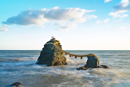 伊勢二見の「夫婦岩」。観光客に人気のスポットだ（写真：PIXTA）