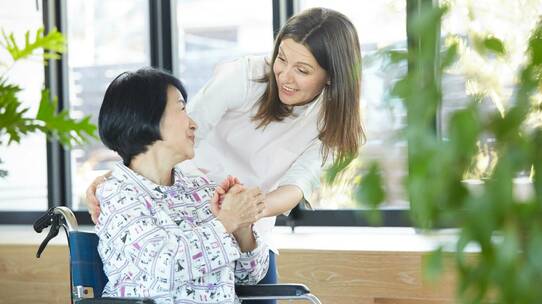 2024年の新成人が日本の総人口に占める割合はたったの“0.86%”…少子化で国内での人材確保が絶望的な今、注目を集める「外国人介護人材」とは？