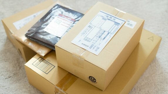 「信じられない…」〈年金月11万円〉の母に毎月仕送りしていた57歳長女、帰省先で“謎の宅配伝票”を見つけて凍りついた日