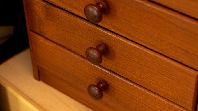 「100万円はタンスの裏にある」85歳父の言葉に半信半疑だった次女、実家の大掃除で発見した〈現金保管の実態〉