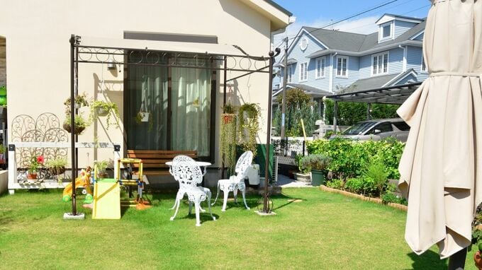 「結婚式まで諦めて建てたのに…」庭付き3LDK〈6,500万円〉の注文住宅にため息。〈世帯年収850万円〉夫婦が“庭でティータイム”の余裕もなく後悔したワケ