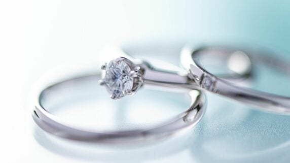 なぜ婚約指輪はダイヤなのか？ 商品を変えずに「売上300億円」を達成した驚きのマーケティング