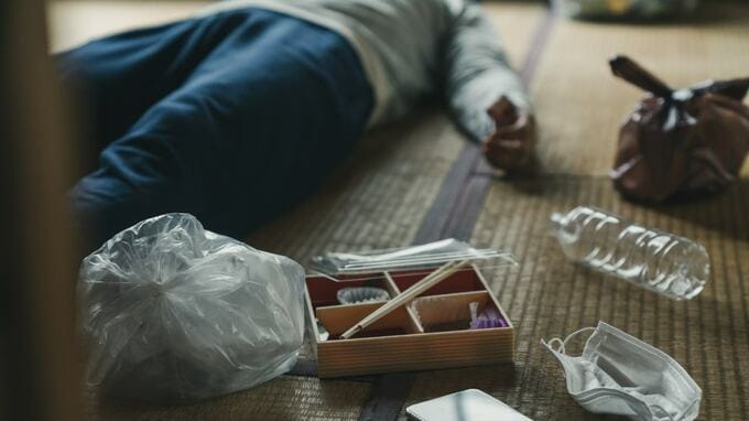 冬の夜に亡くなった「年金月15万円・72歳父」…37歳会社員息子、遺品整理で「毎月3万円の仕送り」を悔やんだワケ。通帳に刻まれていた〈不可解な数字〉