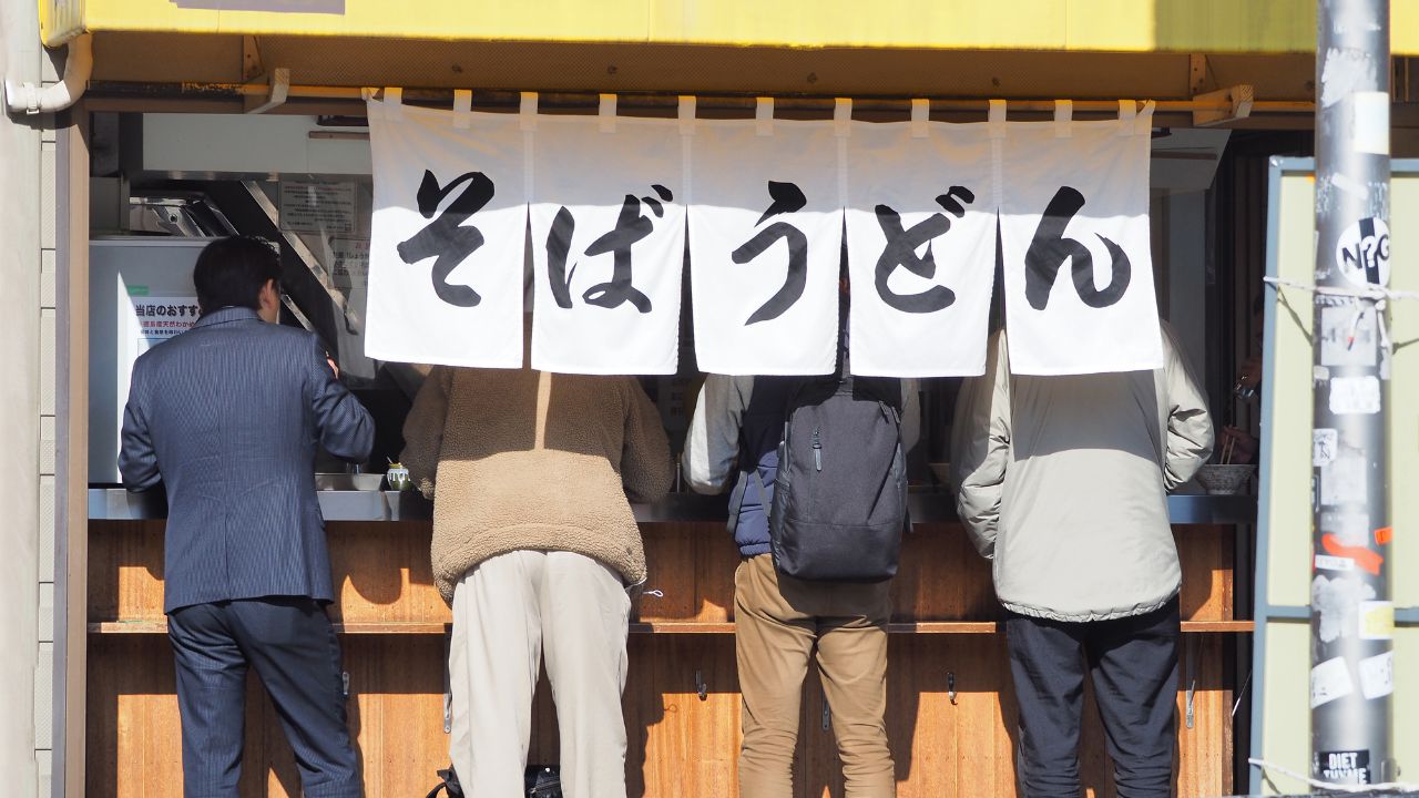 年金夫婦で月24万円・都内近郊70歳男性「1杯300円の立ち食い蕎麦」でも贅沢。ごく中流でも「生活苦」という酷い現実