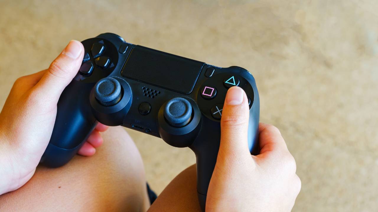 当時は赤字…それでも100万円投資していたら？「ソニーG株」10年後の資産額【FPが試算】