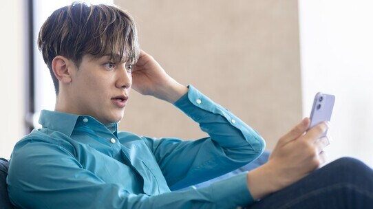 犯人を特定し、SNSに個人情報を流出。しかし実は違う人物だった…その賠償責任は?【弁護士が解説】