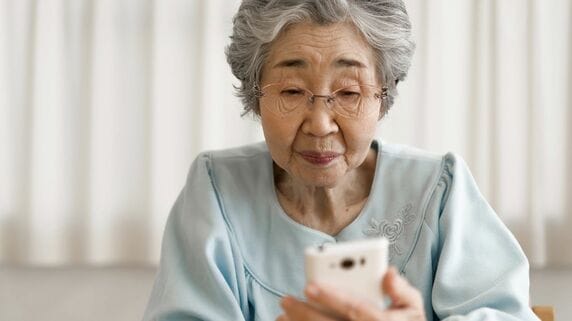 「お義母さんのためだから」と嫁は言ったが…年金15万円・資産800万円の80歳母、施設入居後に見た嫁のSNS。衝撃の投稿に、自分が“世界一かわいそうな老人”と打ちひしがれた日【FPが解説】