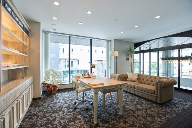 錦糸町のモデルハウスの2階部分。ここはネイルスクールをイメージした店舗部分。広さも明るさも十分で、風通しもよい。