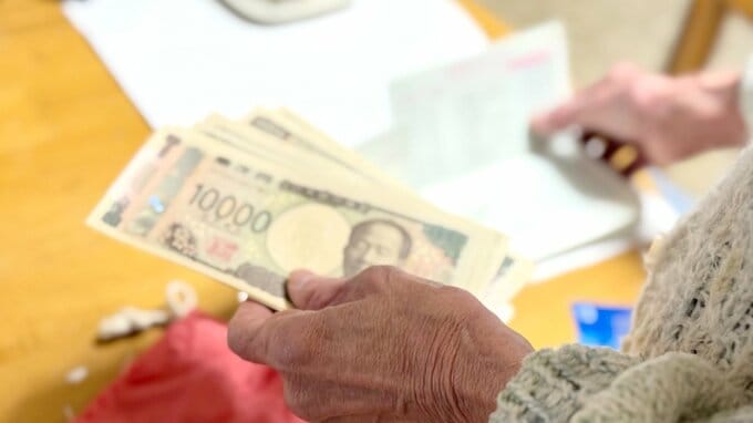 「これで安心して勉強できるね」〈年金月17万円・68歳母〉100万円を振り込んだ数日後に絶句した理由