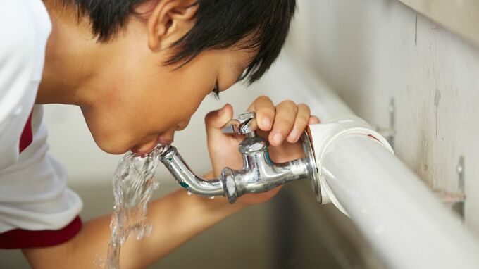 昼休みにトイレへ行くふり→本当は「水道水をがぶ飲み、空腹をしのぐ」…「貧しさ」を隠して生きる、本当の貧困の実態