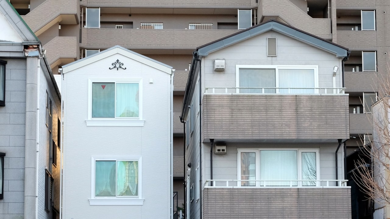 不安でたまりません…世帯年収650万円の30代夫婦、「埼玉の果て駅」に14坪・狭小住宅をフルローンでぎりぎり購入も、買ってから判明した「予想外の恐怖」に絶体絶命