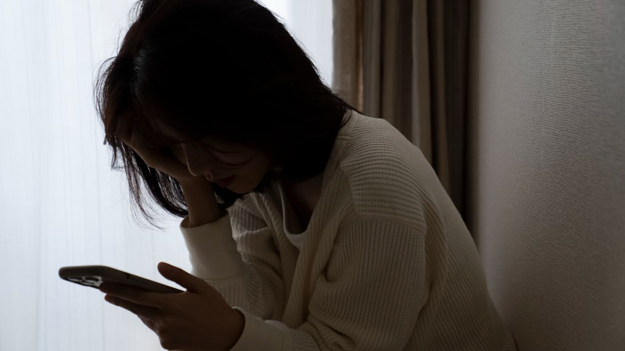 40歳まで気が抜けません…手取り月18万円の24歳会社員、毎月ハラハラ「給与口座」を穴が開くほど見る理由
